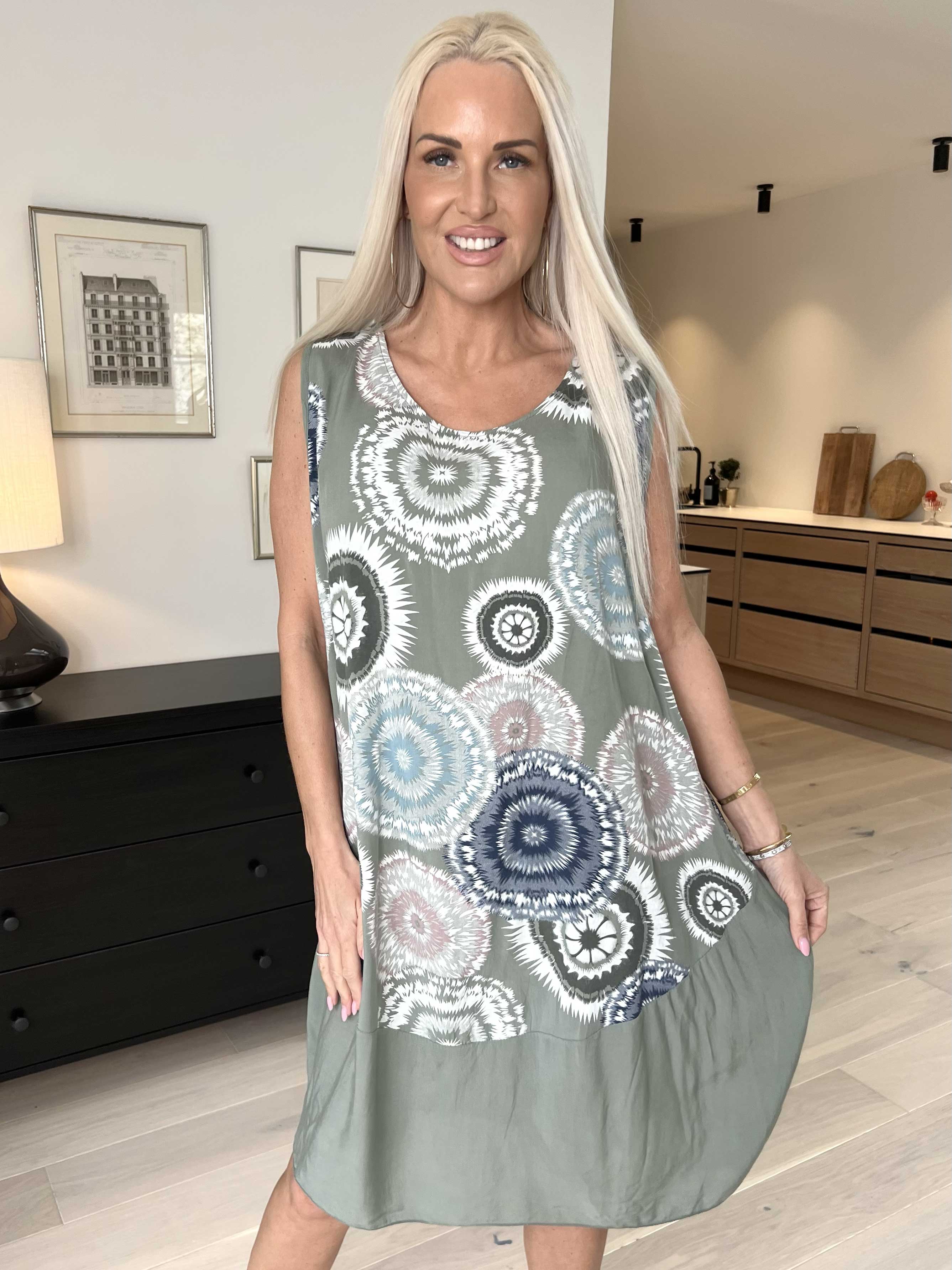 Valerie - Sommarklänning i lätt viskostyg med breda axelband